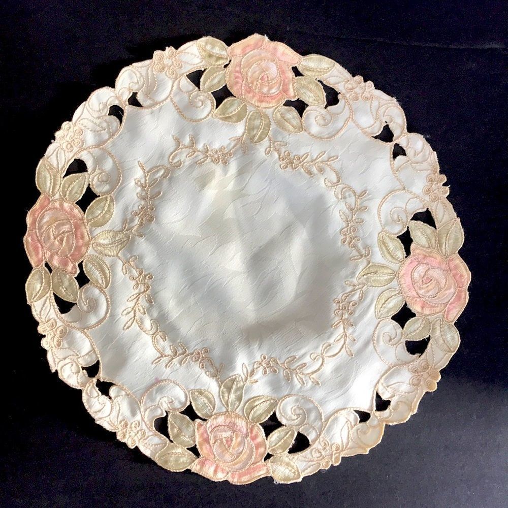 Round Rose Cream Doilies
